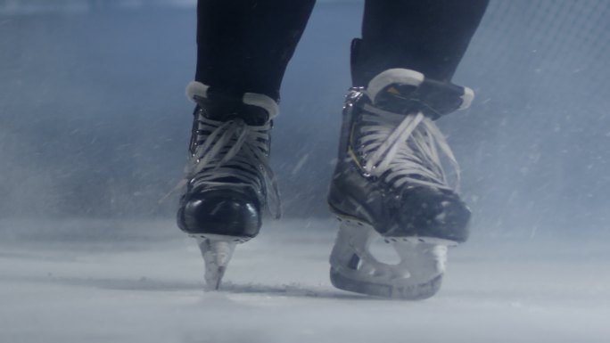 冰球运动员在溜冰场上