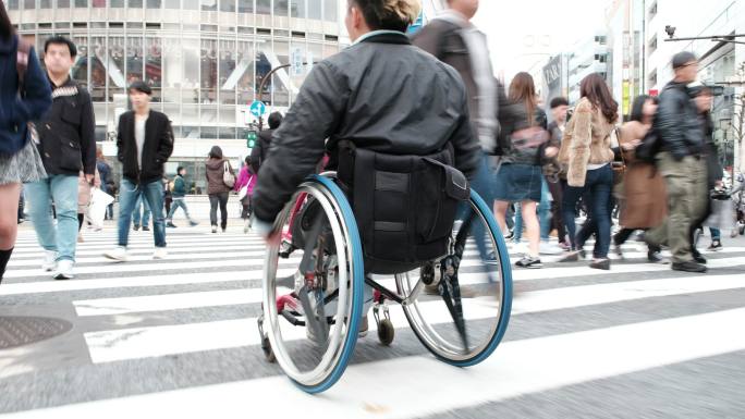 坐轮椅的日本人