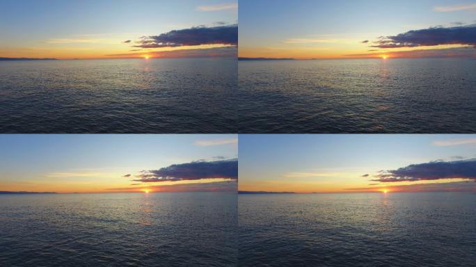 日出时海面上美丽的涟漪