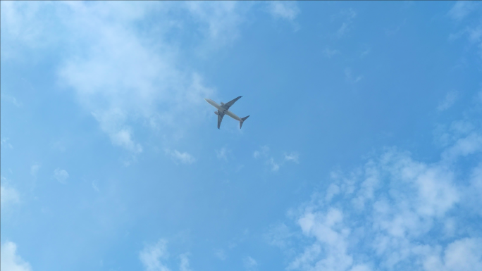 4K飞机飞过头顶蓝天