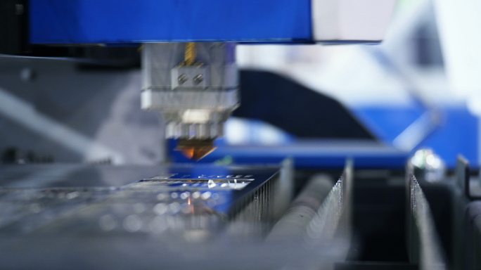 现代工业机器人焊接激光切割工具。