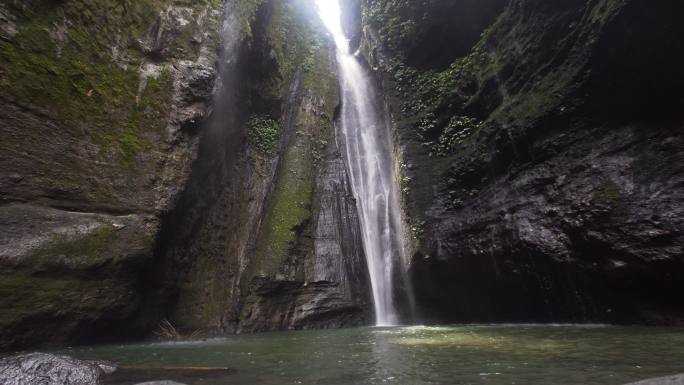 美丽的热带瀑布。溪水水流自然生态环境石头
