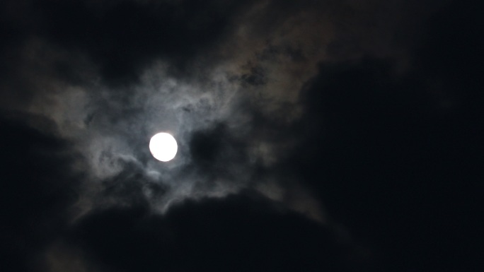 4k乌云中穿梭的月亮特写