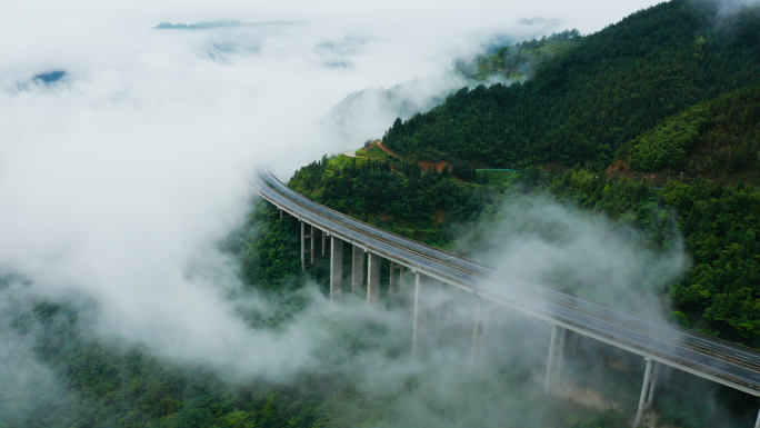 高速公路穿云而过