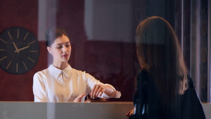 酒店服务经理问候新客户女商人。
