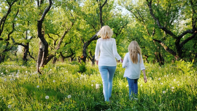 妈妈和女儿在果园散步