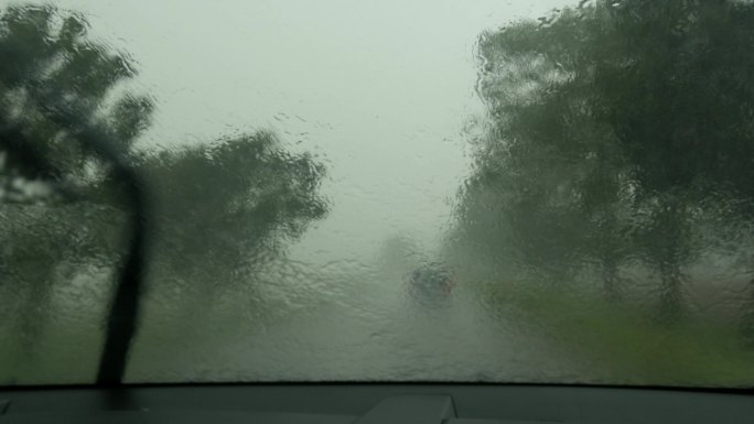 倾盆大雨，司机和乘客的视角