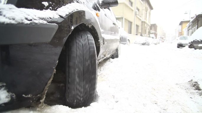 汽车陷在雪地里了抛锚雪地胎防滑轿车陷车