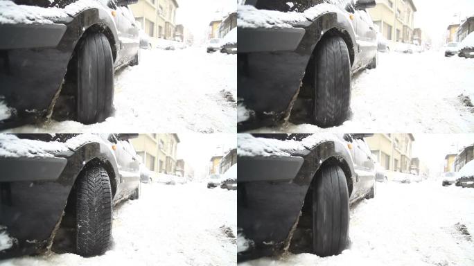 汽车陷在雪地里了抛锚雪地胎防滑轿车陷车