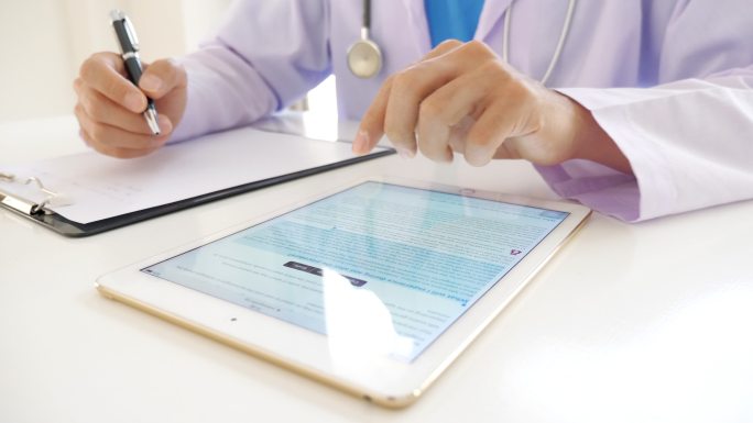 医院医生使用数字化平板电脑书写病历