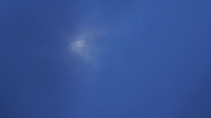 乌云遮月实拍