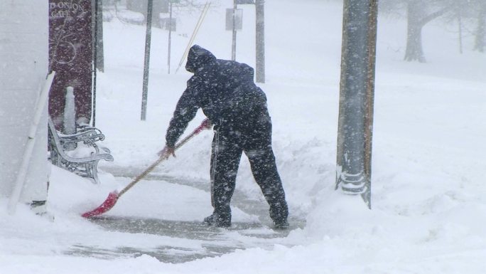 男子铲雪