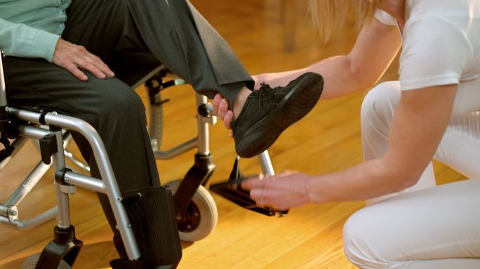 护士帮助老年妇女走出轮椅