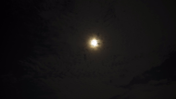 云层遮挡月亮
