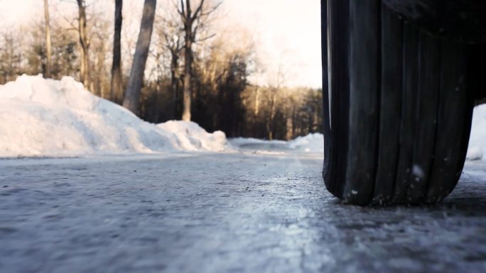 轮胎在结冰路面上行驶时的极低角度