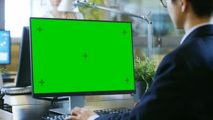 办公室里使用电脑绿屏蓝屏抠像抠图敲键盘鼠