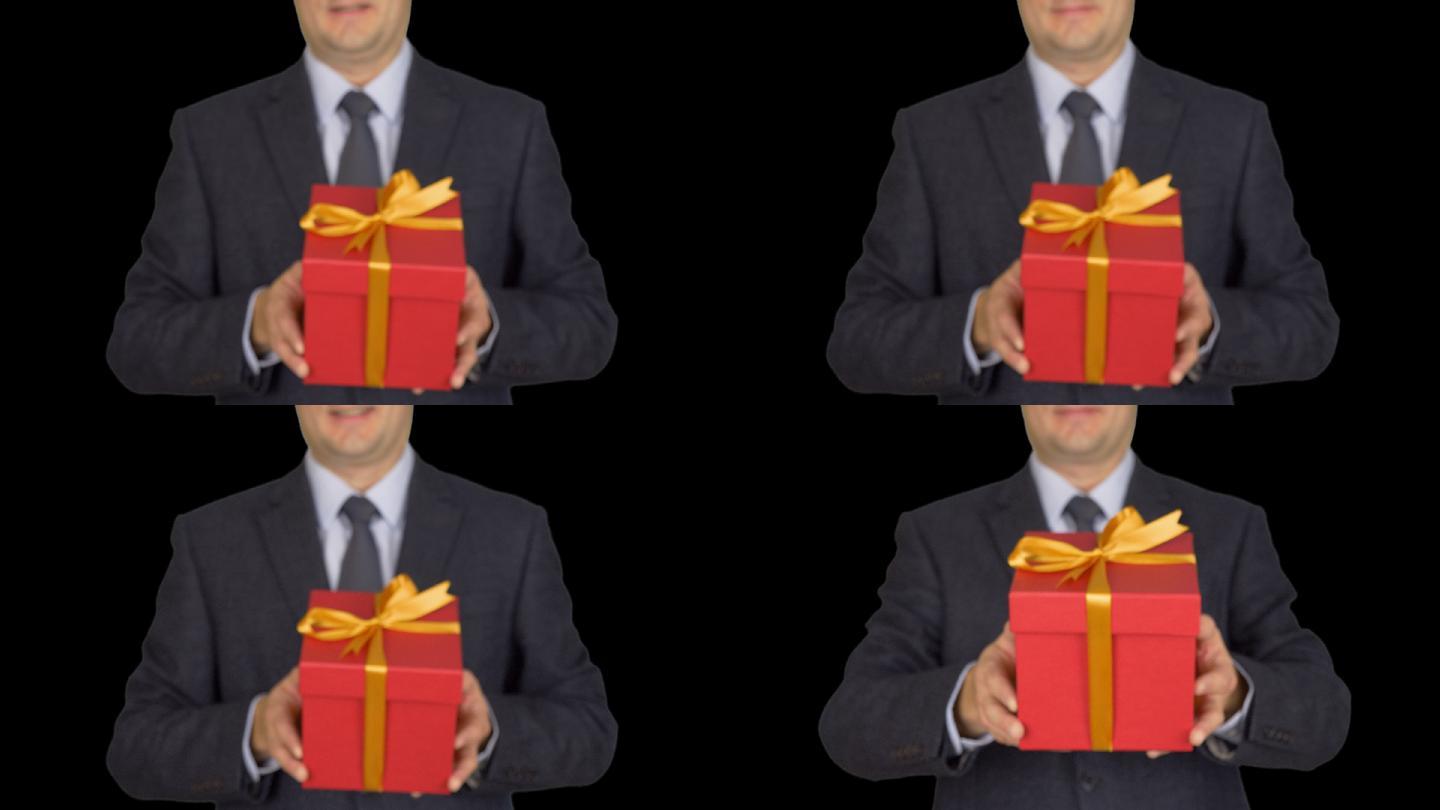 一个男人手里拿着一个红色的礼盒