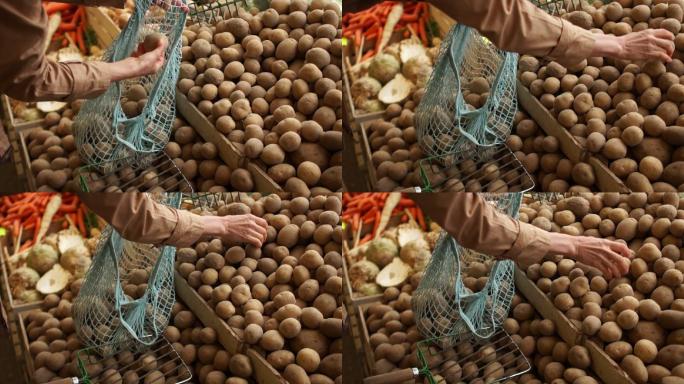 一位妇女正在挑选土豆