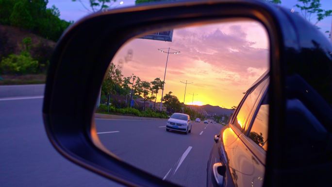 归家沿途后视镜中的日落夕阳