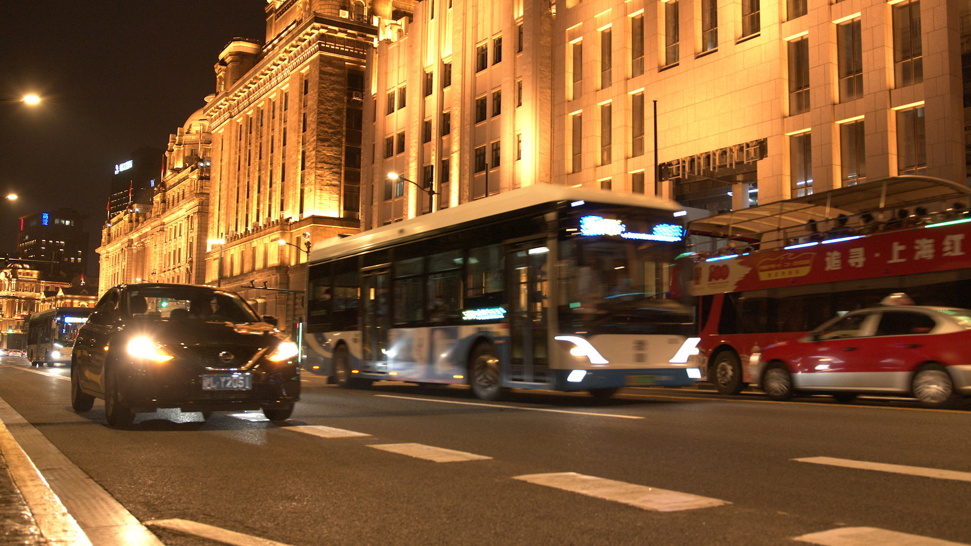外滩夜晚车流