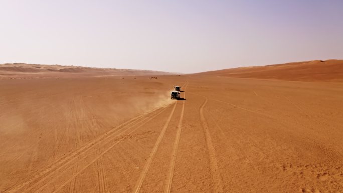 穿越沙漠的越野车航拍新疆沙漠公路汽车越野