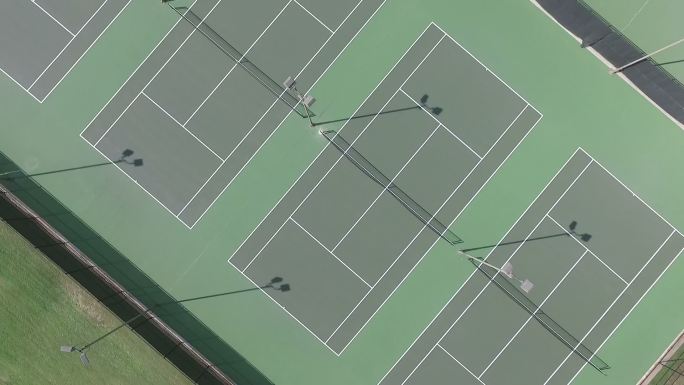 从正上方旋转视角下看网球场