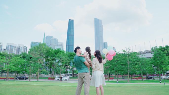 公园游玩的一家三口