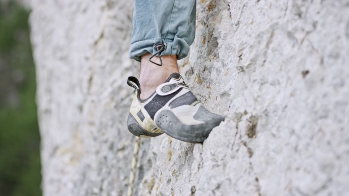 攀登悬崖的男性登山者