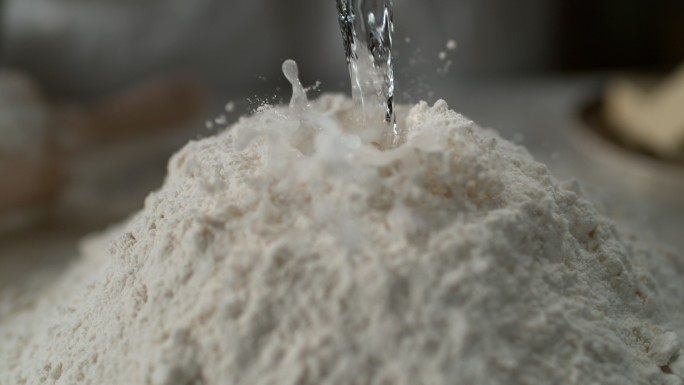 把水倒进面粉里酵母酵母菌酵母视频