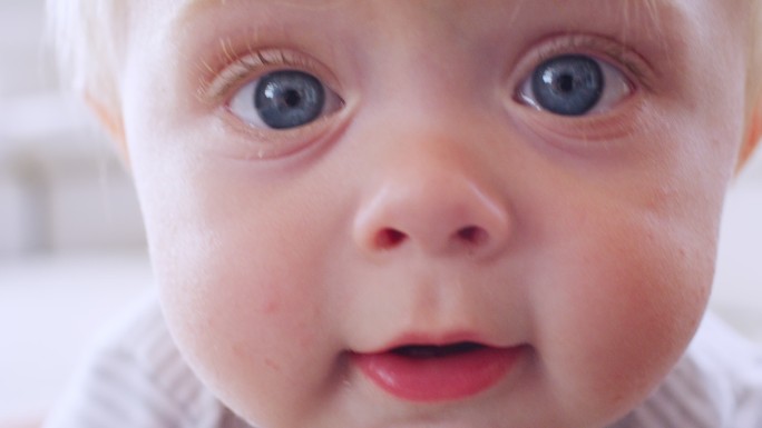 可爱的婴儿婴儿特写大眼睛金发碧眼