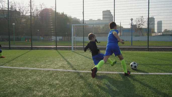 两个小足球运动员在比赛中进球