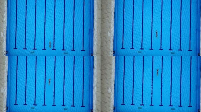 女子游泳运动员在夜间进行游泳训练