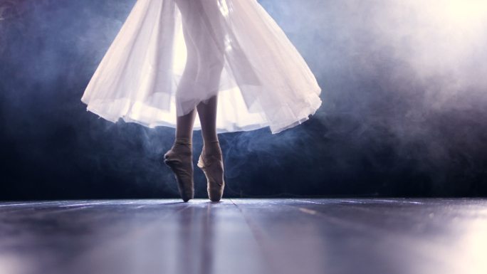 穿着长裙踮着脚尖跳舞的芭蕾舞女演员