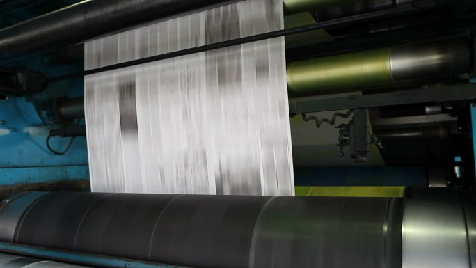 卷筒纸胶印机开始印刷今天的报纸