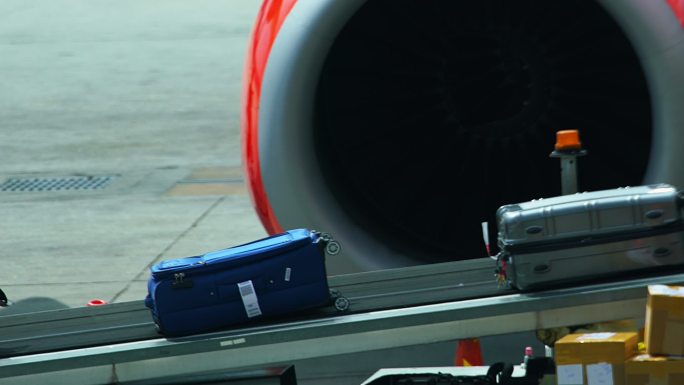 在机场带传送带的手提箱或行李。