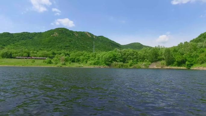 水库岸边风景