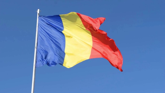 罗马尼亚国旗随风飘扬