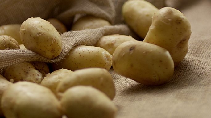 许多新鲜的土豆以慢动作落下旋转