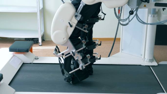 残疾人在步行道上训练双腿的侧视图