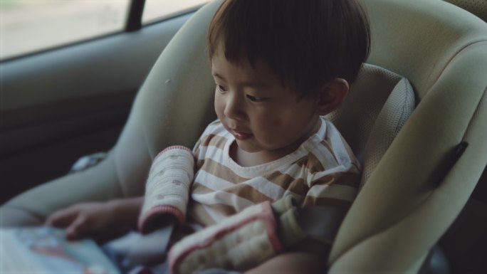 男婴读书乘车旅行