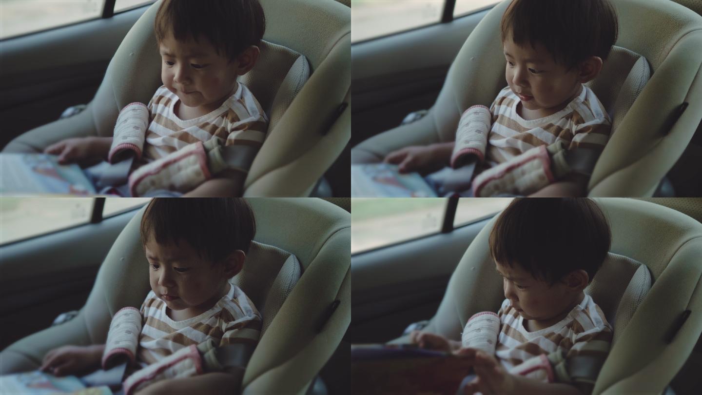 男婴读书乘车旅行