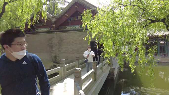 北京颐和园公园小桥流水昆明湖游艇游客旅行