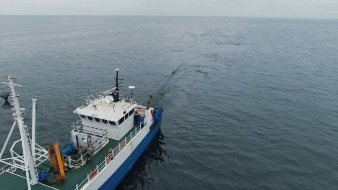 一艘拉着拖网的商业渔船