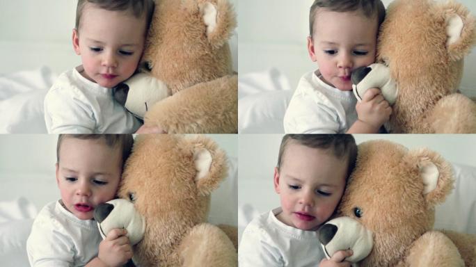 抱着玩具熊的小男孩