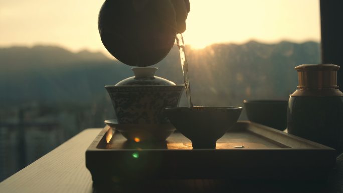 在夕阳下喝茶的男人