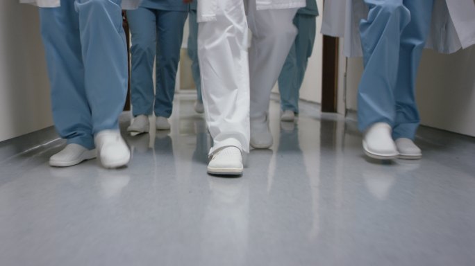 一个医疗队在医院走廊上行走的腿
