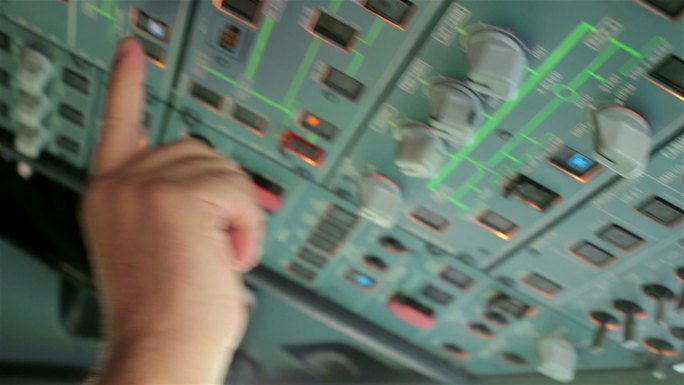 飞行员用手操作飞机的电子装置