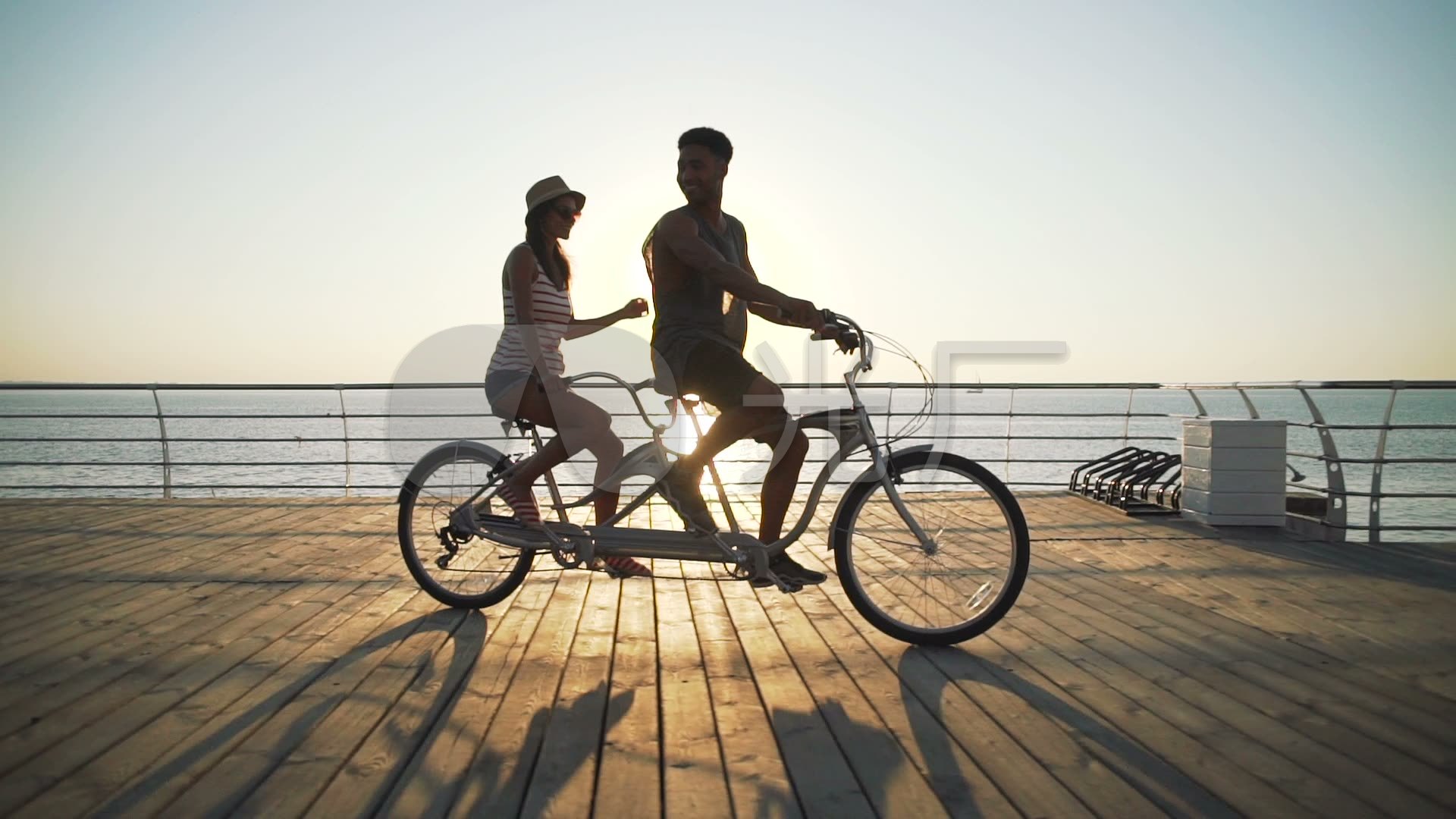 夕阳下海边骑自行车的情侣图片素材-编号25098790-图行天下