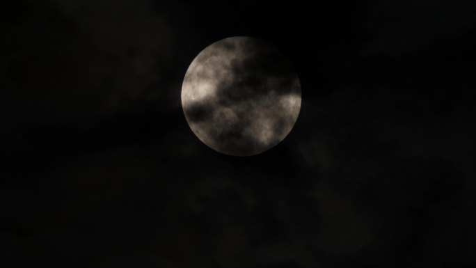 4K高清实拍月亮在云层中若隐若现一组镜头