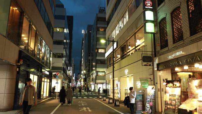 日本银座小街道夜景逛街